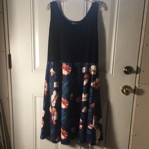 Ineffable sleeveless black tee type top w/blue & red floral midi dress size Xl